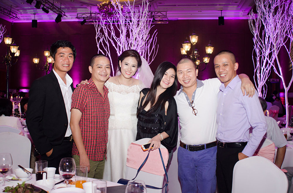 Các nghệ sĩ của Hà Nội, trong đó có diễn viên Kim Oanh và Hải Anh (thứ 4 và thứ 5 từ trái sang). Các nghệ sĩ của Hà Nội, trong đó có diễn viên Kim Oanh và Hải Anh (thứ 4 và thứ 5 từ trái sang).