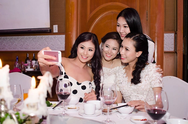 Vân Anh rạng ngời bên những người bạn thân thiết. Vân Anh rạng ngời bên những người bạn thân thiết.