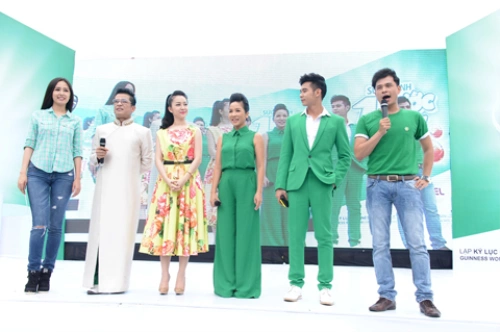 Dàn sao cùng hát bài "Mỗi ngày tôi trọn một niềm vui" của cố nhạc sĩ Trịnh Công Sơn. Dàn sao cùng hát bài "Mỗi ngày tôi trọn một niềm vui" của cố nhạc sĩ Trịnh Công Sơn.