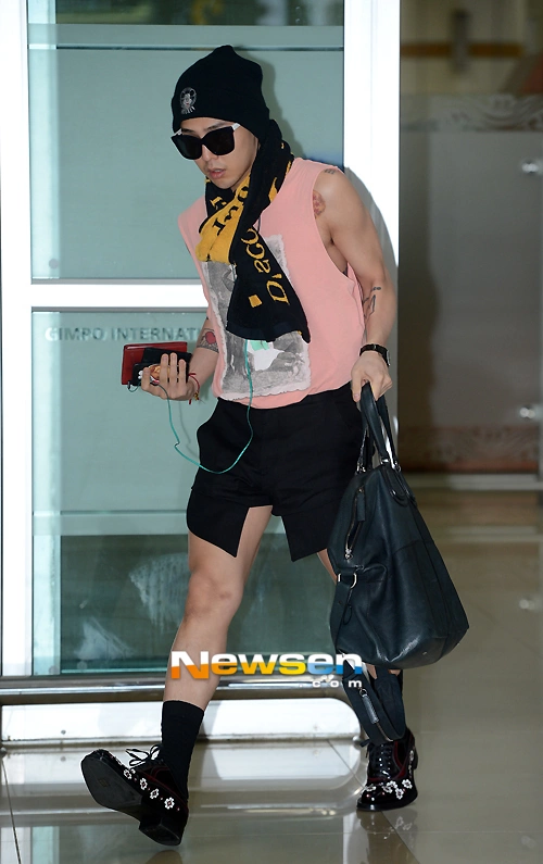 G Dragon bị bắt gặp ở sân bay quốc tế Kimpo, anh ăn mặc rất kỳ dị: G Dragon bị bắt gặp ở sân bay quốc tế Kimpo, anh ăn mặc rất kỳ dị: