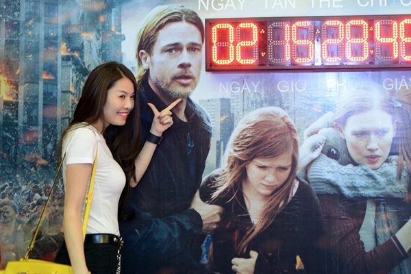 Ca sĩ Quế Vân nhí nhảnh pose hình bên tấm poster có hình Brad Pitt. Ca sĩ Quế Vân nhí nhảnh pose hình bên tấm poster có hình Brad Pitt.