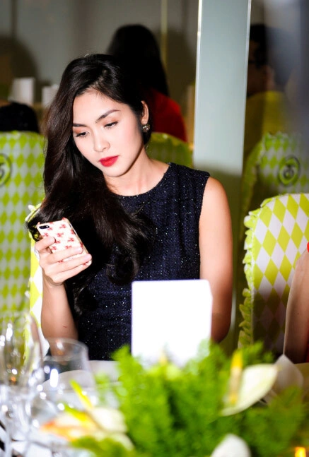 Hà Tăng vẫn rất xinh đẹp dù không cười. Hà Tăng vẫn rất xinh đẹp dù không cười.