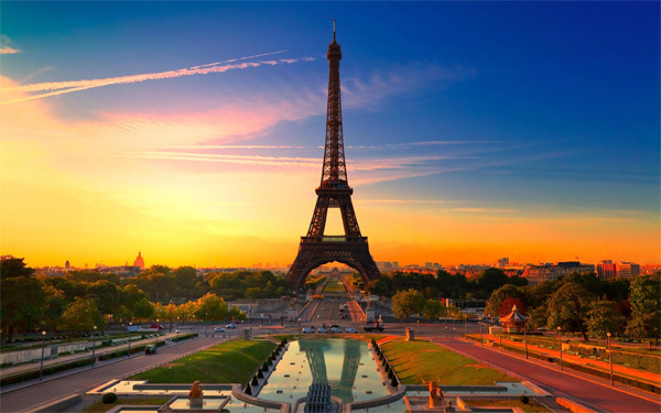 Paris thu hút rất đông khách du lịch nhờ sự lãng mạn và cổ kính. Ảnh: anderson-tours Paris thu hút rất đông khách du lịch nhờ sự lãng mạn và cổ kính. Ảnh: anderson-tours