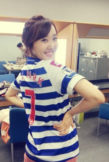 Ảnh Kim Min Ji mặc áo của QPR in số áo và tên của Park Ji Sung trên mạng Twitter của người đẹp.