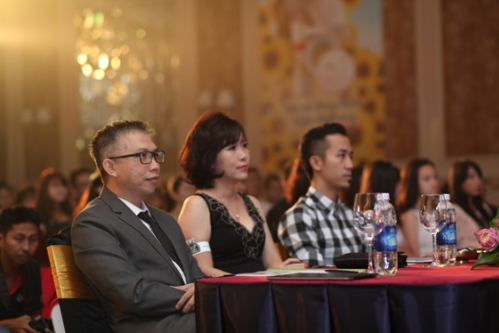 Ban giám khảo đang hồi hộp chờ đợi phần trỉnh diễn đầu tiên của TOP10 (từ trái sang: Nhiếp ảnh gia Phạm Hoài Nam, bà Lê Thị Bích Phượng Tổng giám đốc Công ty TNHH Hoa Sen Việt, đại diện độc quyền THEFACESHOP tại Việt Nam và ông Phạm Quang Minh Giám đốc Trang thông tin & Xã hội Kenh14.vn). Ban giám khảo đang hồi hộp chờ đợi phần trỉnh diễn đầu tiên của TOP10 (từ trái sang: Nhiếp ảnh gia Phạm Hoài Nam, bà Lê Thị Bích Phượng Tổng giám đốc Công ty TNHH Hoa Sen Việt, đại diện độc quyền THEFACESHOP tại Việt Nam và ông Phạm Quang Minh Giám đốc Trang thông tin & Xã hội Kenh14.vn).