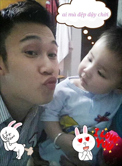 Nam ca sĩ Dương Triệu Vũ chu môi nhí nhảnh chụp ảnh "tự sướng" cùng cháu trai. Nam ca sĩ Dương Triệu Vũ chu môi nhí nhảnh chụp ảnh "tự sướng" cùng cháu trai.