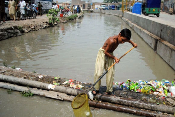 ột em bé đang làm công việc làm sạch một con kênh đầy rác rưởi ở Peshawar, Pakistan vào tháng 6-2013 Ảnh Zuma Press. ột em bé đang làm công việc làm sạch một con kênh đầy rác rưởi ở Peshawar, Pakistan vào tháng 6-2013 Ảnh Zuma Press.