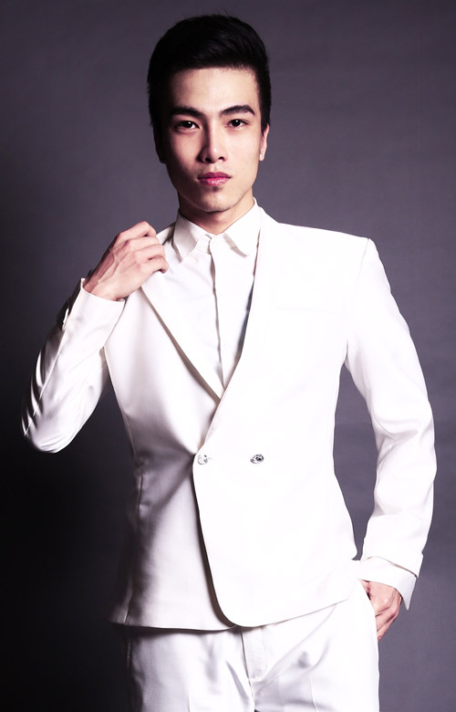 Chút cách điệu ở tay áo tạo nét trẻ trung, khỏe khoắn. Chút cách điệu ở tay áo tạo nét trẻ trung, khỏe khoắn.