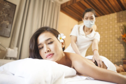 Dương Mỹ Linh chăm sóc làn da tại thẩm mỹ viện Khơ Thị. Dương Mỹ Linh chăm sóc làn da tại thẩm mỹ viện Khơ Thị.