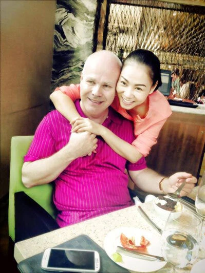 Nữ ca sĩ Thu Minh khoe ảnh cười rạng rỡ, ngập tràn hạnh phúc bên ông xã. Nữ ca sĩ Thu Minh khoe ảnh cười rạng rỡ, ngập tràn hạnh phúc bên ông xã.