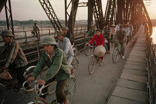 Việt Nam năm 1989 Sau một ngày làm việc, những người lao động trở về trên cầu Long Biên Ảnh David Alan Harvey. Việt Nam năm 1989 Sau một ngày làm việc, những người lao động trở về trên cầu Long Biên Ảnh David Alan Harvey.