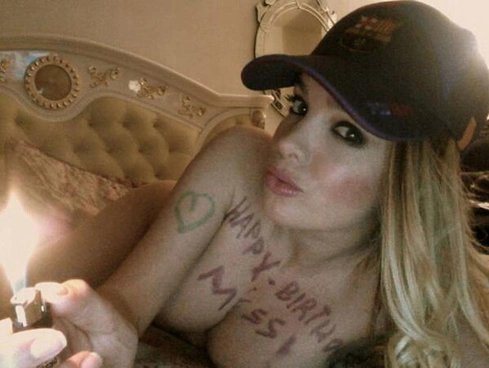 Virginie Caprice dùng chiếc bật lửa ga làm nến chúc mừng sinh nhật Messi. Ảnh: Twitter. Virginie Caprice dùng chiếc bật lửa ga làm nến chúc mừng sinh nhật Messi. Ảnh: Twitter.