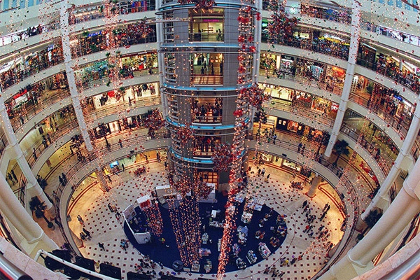 Phía trong trung tâm Suria KLCC sang trọng và hiện đại. Phía trong trung tâm Suria KLCC sang trọng và hiện đại.