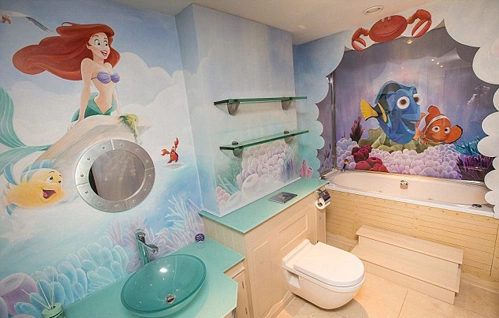 Phòng tắm ấn tượng với hình vẽ nàng tiên cá hay chú cá hề Nemo, những bộ phim hoạt hình kinh điển mà trẻ em yêu thích. Phòng tắm ấn tượng với hình vẽ nàng tiên cá hay chú cá hề Nemo, những bộ phim hoạt hình kinh điển mà trẻ em yêu thích.