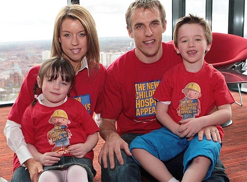 Phil Neville bên cô vợ Julie và hai bé Harvey và Isabelle. Phil Neville bên cô vợ Julie và hai bé Harvey và Isabelle.