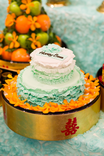 Bánh cưới cũng mang màu xanh bạc hà với sắc màu đổ càng làm làm lễ gia tiên trở nên độc đáo hơn. Bánh cưới cũng mang màu xanh bạc hà với sắc màu đổ càng làm làm lễ gia tiên trở nên độc đáo hơn.