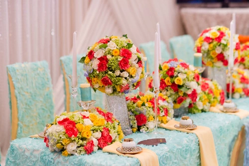Hoa trên bàn uống nước của hai họ được chăm chút tỉ mỉ, công phu. Những bình hoa có sắc màu tươi tắn, được kết từ ba gam màu chủ đạo là xanh, vàng và cam hồng khiến không khí trẻ trung, hiện đại. Hoa trên bàn uống nước của hai họ được chăm chút tỉ mỉ, công phu. Những bình hoa có sắc màu tươi tắn, được kết từ ba gam màu chủ đạo là xanh, vàng và cam hồng khiến không khí trẻ trung, hiện đại.
