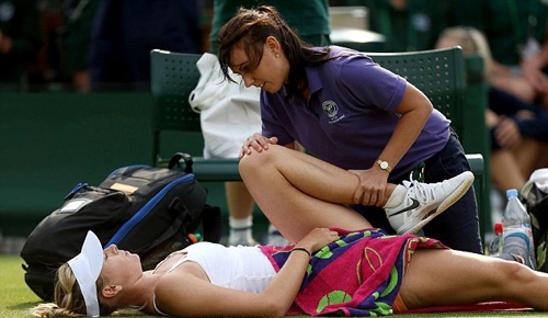 Sharapova ngã khá đau và buộc phải nhờ tới các nhân viên y tế. Sharapova ngã khá đau và buộc phải nhờ tới các nhân viên y tế.
