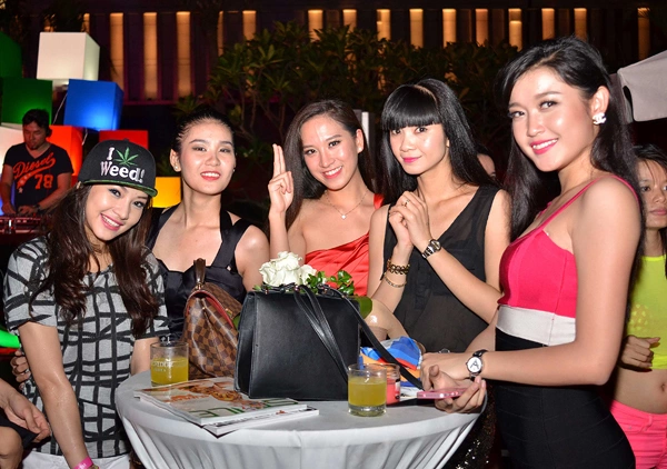 Diễn viên Lee Balan và các chân dài Diễn viên Lee Balan và các chân dài