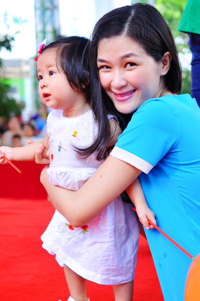 Sáng 29/6, diễn viên Mạc Anh Thư cùng con gái mới hơn một tuổi đến dự ngày hội gia đình được tổ chức tại một công viên ở quận 4, TP HCM. Sáng 29/6, diễn viên Mạc Anh Thư cùng con gái mới hơn một tuổi đến dự ngày hội gia đình được tổ chức tại một công viên ở quận 4, TP HCM.