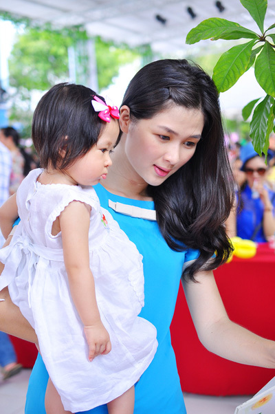 Không có ông xã Huy Khánh đi cùng, Mạc Anh Thư một mình xoay sở với cô con gái hiếu động. Không có ông xã Huy Khánh đi cùng, Mạc Anh Thư một mình xoay sở với cô con gái hiếu động.
