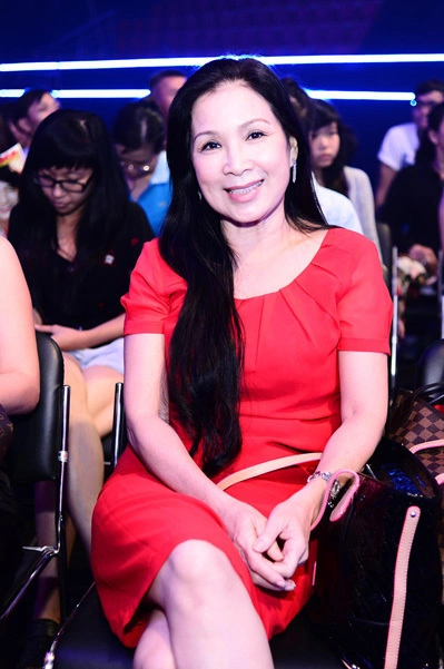 NSƯT Kim Xuân đến xem để cổ vũ con trai. Chị vui mừng trước chiến thắng của Huy Luân. NSƯT Kim Xuân đến xem để cổ vũ con trai. Chị vui mừng trước chiến thắng của Huy Luân.