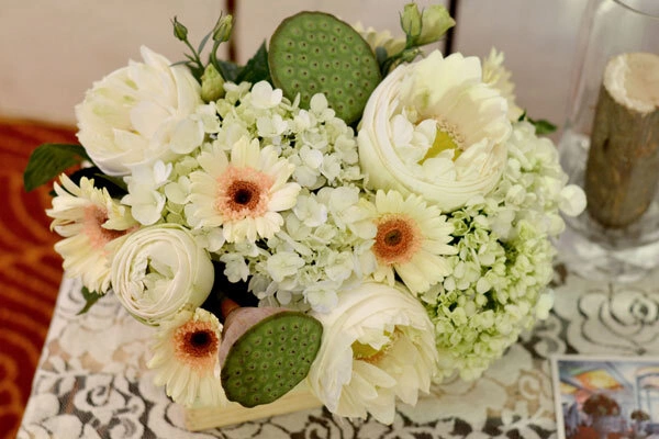 Ngoài hoa trên bàn tiệc, wedding planner cũng giới thiệu những bình hoa nhỏ, có thể đặt rải rác trong không gian đám cưới để tô điểm thêm cho tiệc. Những bình hoa này có thể xuất hiện ở bàn đón tiếp, ở nơi chụp ảnh, trên sân khấu hay những góc đặc biệt để thu hút sự chú ý của khách mời. Đặc biệt, wedding planner chọn những bông hoa phổ biến, thông dụng trong mùa hè Hà Nội như hoa sen, hoa hồng kết hợp cùng đài sen độc đáo. Ngoài hoa trên bàn tiệc, wedding planner cũng giới thiệu những bình hoa nhỏ, có thể đặt rải rác trong không gian đám cưới để tô điểm thêm cho tiệc. Những bình hoa này có thể xuất hiện ở bàn đón tiếp, ở nơi chụp ảnh, trên sân khấu hay những góc đặc biệt để thu hút sự chú ý của khách mời. Đặc biệt, wedding planner chọn những bông hoa phổ biến, thông dụng trong mùa hè Hà Nội như hoa sen, hoa hồng kết hợp cùng đài sen độc đáo.