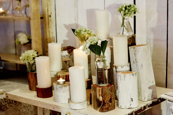 Hoa kết hợp cùng nến và những cây gỗ nhỏ sẽ làm nổi bật phong cách mộc mạc của đám cưới. Hoa kết hợp cùng nến và những cây gỗ nhỏ sẽ làm nổi bật phong cách mộc mạc của đám cưới.