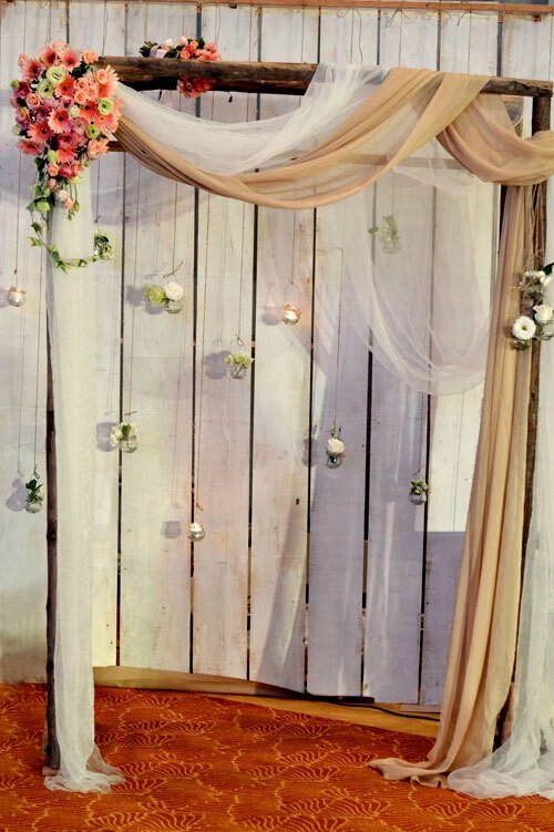 Ngoài những khung hình đáng yêu làm nền, wedding planner còn gợi ý cho cô dâu chú rể về một chiếc cổng hoa nhẹ nhàng. Ngoài những khung hình đáng yêu làm nền, wedding planner còn gợi ý cho cô dâu chú rể về một chiếc cổng hoa nhẹ nhàng.