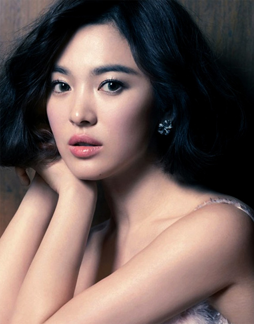 Về phía nữ, Song Hye Kyo là diễn viên nữ được các cô gái chốn văn phòng ngưỡng mộ, đa số đều muốn phẫu thuật thẩm mỹ để có gương mặt giống Song Hye Kyo. Diễn viên "Gió mùa đông năm ấy" sở hữu đôi mắt to tròn, khuôn miệng gợi cảm và vẻ đẹp tự nhiên thanh khiết. Về phía nữ, Song Hye Kyo là diễn viên nữ được các cô gái chốn văn phòng ngưỡng mộ, đa số đều muốn phẫu thuật thẩm mỹ để có gương mặt giống Song Hye Kyo. Diễn viên "Gió mùa đông năm ấy" sở hữu đôi mắt to tròn, khuôn miệng gợi cảm và vẻ đẹp tự nhiên thanh khiết.