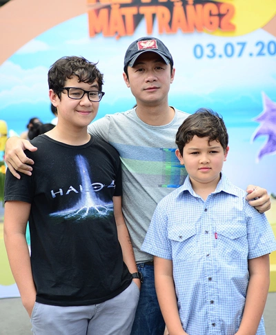 Alex (tên Việt: Vũ Quang Huy) và Henry (tên Việt: Vũ Quang Thắng) là con của cựu MC "Chiếc nón kỳ diệu" với người vợ Australia. Alex (tên Việt: Vũ Quang Huy) và Henry (tên Việt: Vũ Quang Thắng) là con của cựu MC "Chiếc nón kỳ diệu" với người vợ Australia.