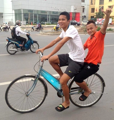 Hai tiền vệ Văn Thắng và Quốc Phương của Thanh Hóa dạo chơi bằng xe đạp trên đường Hà Nội. Hai tiền vệ Văn Thắng và Quốc Phương của Thanh Hóa dạo chơi bằng xe đạp trên đường Hà Nội.
