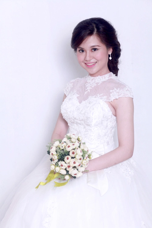 Thân trên của váy là sự kết hợp giữa một lớp vải ren trong suốt ngoài cùng và lụa taffa Thân trên của váy là sự kết hợp giữa một lớp vải ren trong suốt ngoài cùng và lụa taffa