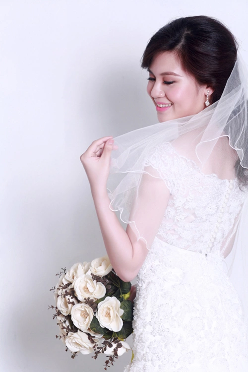 Xen giữa những họa tiết hoa nhí là dải khuy ngọc trai chạy dọc lưng áo Xen giữa những họa tiết hoa nhí là dải khuy ngọc trai chạy dọc lưng áo