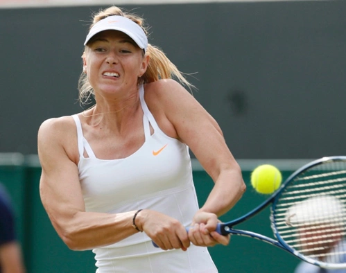 Maria Sharapova vai u thịt bắp cùng gương mặt căng thẳng trước một pha bóng. Maria Sharapova vai u thịt bắp cùng gương mặt căng thẳng trước một pha bóng.