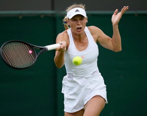 Caroline Wozniacki trông như phát khóc khi cố gắng đỡ một pha bóng của đối thủ. Caroline Wozniacki trông như phát khóc khi cố gắng đỡ một pha bóng của đối thủ.