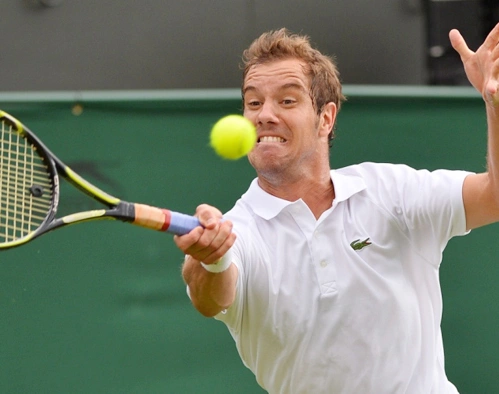 Richard Gasquet của Pháp lên gân cốt đỡ bóng. Richard Gasquet của Pháp lên gân cốt đỡ bóng.