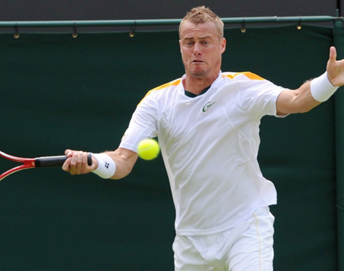 Tay vợt kỳ cựu người Australia, Lleyton Hewitt, trông như sắp khóc trong một pha bóng. Tay vợt kỳ cựu người Australia, Lleyton Hewitt, trông như sắp khóc trong một pha bóng.
