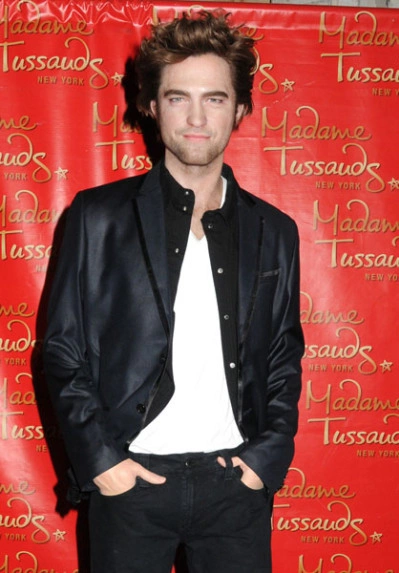 Chàng diễn viên quyến rũ Robert Pattinson trên thảm đỏ. Chàng diễn viên quyến rũ Robert Pattinson trên thảm đỏ.