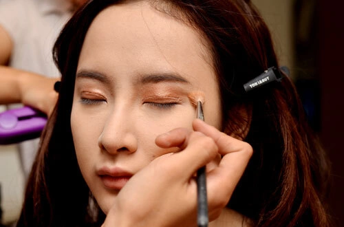 Tông nâu đồng đánh mắt ton sur ton với màu tóc, tạo ra nét dịu dàng, nữ tính. Tông nâu đồng đánh mắt ton sur ton với màu tóc, tạo ra nét dịu dàng, nữ tính.