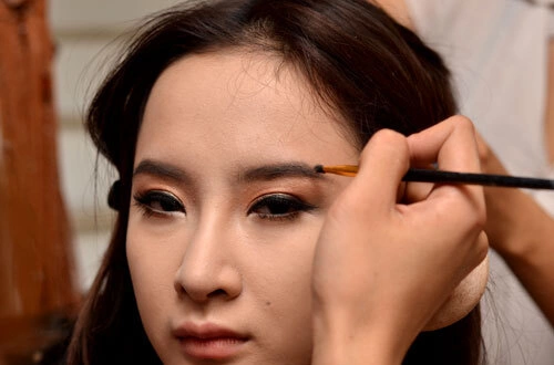 Chân mày của Angela Phương Trinh vốn đã gọn và rõ nét nên chỉ cần sử dụng phấn cùng tông, kẻ lại một đường cho đậm nét hơn. Chân mày của Angela Phương Trinh vốn đã gọn và rõ nét nên chỉ cần sử dụng phấn cùng tông, kẻ lại một đường cho đậm nét hơn.