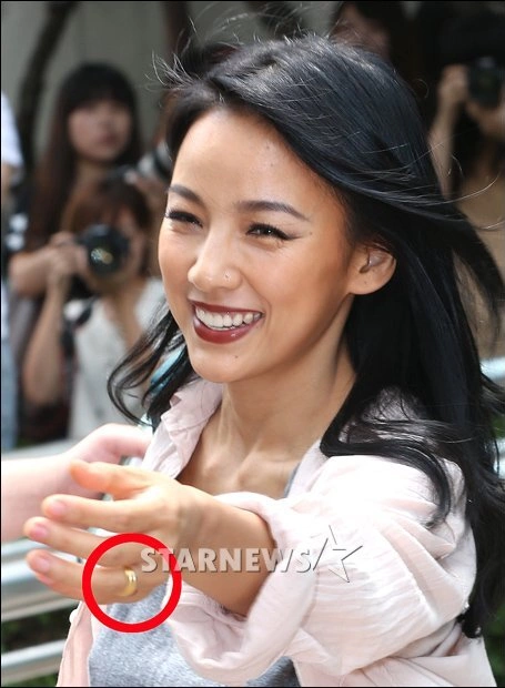 Lee Hyori khoe chiếc nhẫn "lạ" trên tay. Nữ ca sĩ nổi tiếng bộc bạch trên trang cá nhân: " Lee Hyori khoe chiếc nhẫn "lạ" trên tay. Nữ ca sĩ nổi tiếng bộc bạch trên trang cá nhân: "