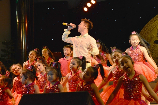 Ca sĩ Quách Tuấn Du có màn trình diễn ấn tượng cùng vũ đoàn The Voice Kids với ca khúc 'Bao la tình người'. Ca sĩ Quách Tuấn Du có màn trình diễn ấn tượng cùng vũ đoàn The Voice Kids với ca khúc 'Bao la tình người'.