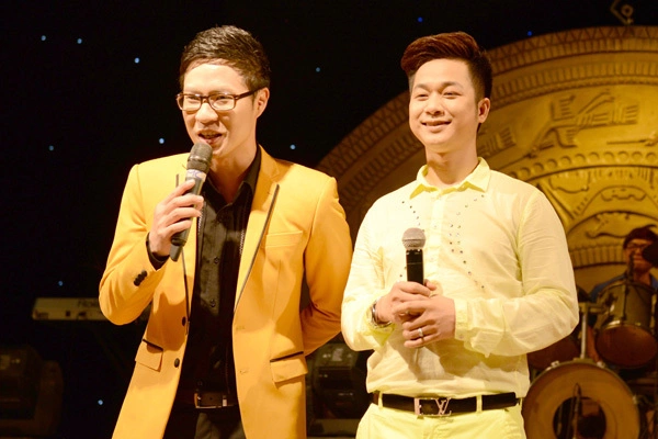 MC Anh Quân (trái) và Quách Tuấn Du là những người bạn rất thân thiết ngoài đời, thường làm từ thiện cùng nhau. Việc tổ chức đêm nhạc này cũng được cả hai đồng quan điểm và bàn bạc kỹ lưỡng. MC Anh Quân (trái) và Quách Tuấn Du là những người bạn rất thân thiết ngoài đời, thường làm từ thiện cùng nhau. Việc tổ chức đêm nhạc này cũng được cả hai đồng quan điểm và bàn bạc kỹ lưỡng.