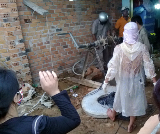 Ngành chức năng cùng người dân trục vớt thi thể bà Cử từ giếng lên. Ngành chức năng cùng người dân trục vớt thi thể bà Cử từ giếng lên.