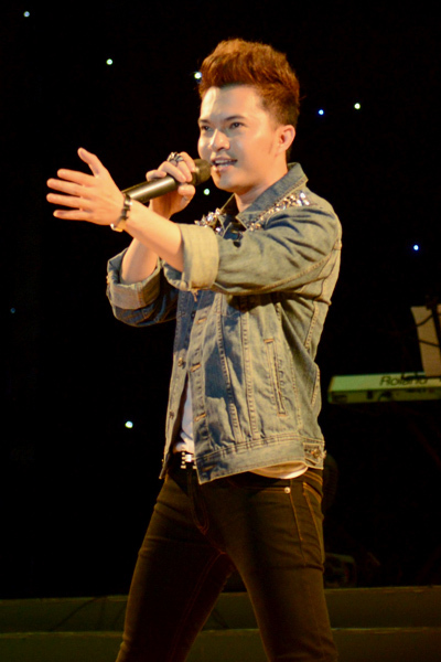 Nam Cường nhảy tưng bừng cùng 'Hãy cho anh biết tên nhé'. Nam Cường nhảy tưng bừng cùng 'Hãy cho anh biết tên nhé'.