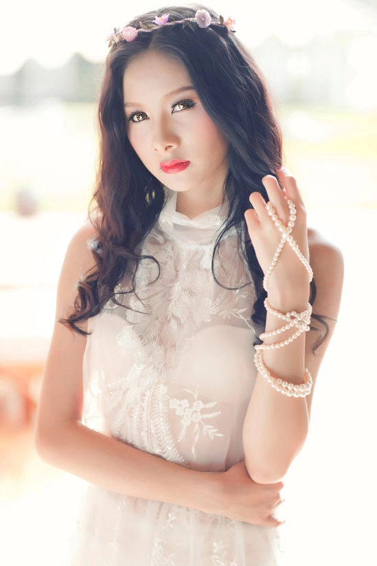 Nguyễn Thị Hằng sinh năm 1993, cao 1m70, nặng 48 kg, số đo ba vòng 83-62-90. Bạn bè gọi Hằng với tên thân mật là Hằng Kool. Hằng sinh ra và lớn lên ở Huế và đang sống tại Hà Nội. Hằng yêu thích thời trang và chụp hình.