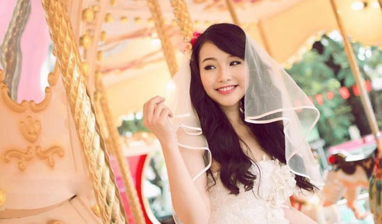 Bùi Thị Thu Hằng sinh năm 1990, cao 1m60, nặng 44 kg, số đo ba vòng 83-62-90. Cô gái nhỏ xinh quan niệm: 'Đừng ngần ngại vì mình chân ngắn hay vì mình không được xinh xắn. Đừng tự ti vì điều đó vì không có người con gái nào xấu cả. Lạc quan, yêu đời và luôn cười thật tươi đó là điều tuỵệt vời nhất làm con gái chúng ta luôn trở nên xinh xắn và đáng yêu hơn. Đôi khi mình hãy tự là nắng để sưởi ấm chính mình. Hãy tự hào vì con gái là một nửa của thế giới'.