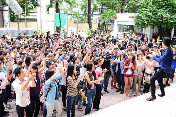 Anh được các thí sinh cổ vũ nồng nhiệt. Anh được các thí sinh cổ vũ nồng nhiệt.