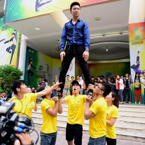 Sau đó, anh còn 'xin' nhóm Cheering nâng mình lên sau khi chứng kiến những màn bê đỡ rất chuyên nghiệp của họ. Thế nhưng, khi được đưa lên cao, anh khá mất bình tĩnh. Sau đó, anh còn 'xin' nhóm Cheering nâng mình lên sau khi chứng kiến những màn bê đỡ rất chuyên nghiệp của họ. Thế nhưng, khi được đưa lên cao, anh khá mất bình tĩnh.